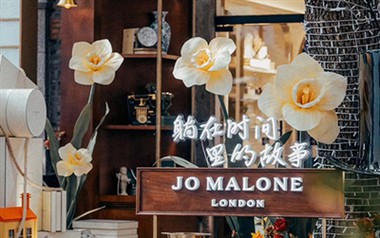 Fiori di carta giganti in piedi nei negozi Jo Malone